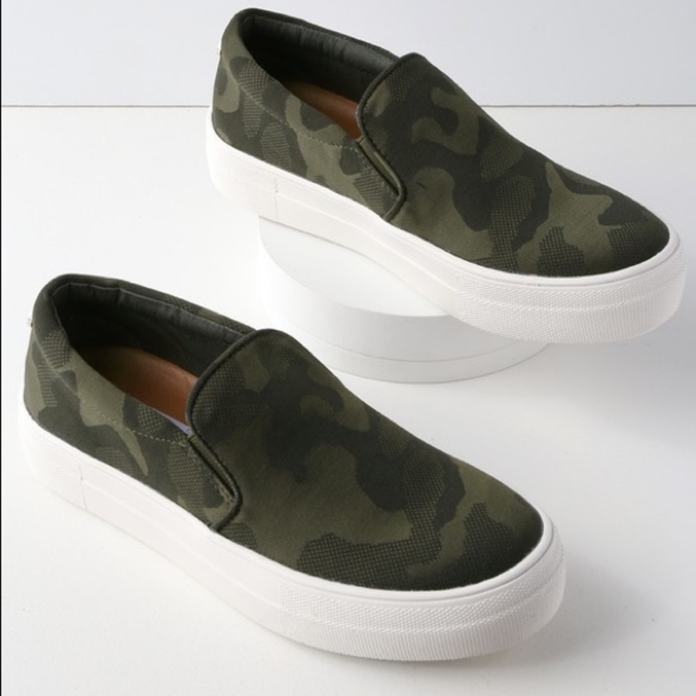 Steve Madden Gills Camo Slip-ons - Size 6